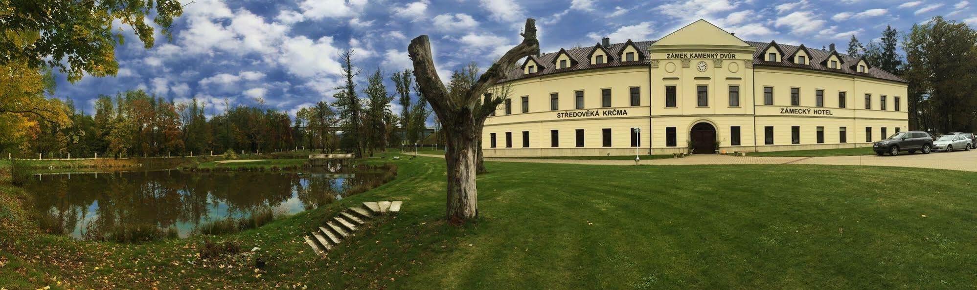 Hotel Zamek Kamenny Dvur Mostov Exterior foto