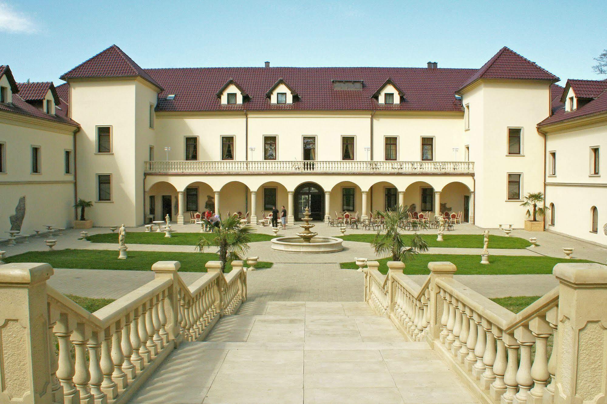 Hotel Zamek Kamenny Dvur Mostov Exterior foto